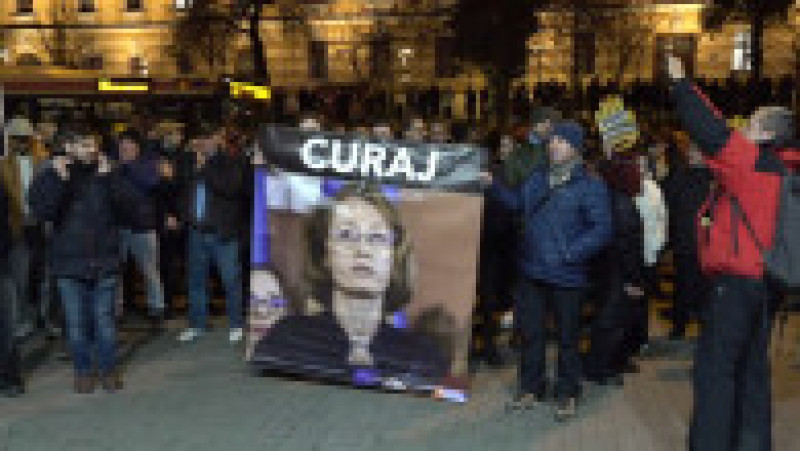 Manifestanți scandează lozinci și ridică pancarte în timpul protestului pentru o justiție corectă, desfășurat la Cluj-Napoca. Foto: Digi24 | Poza 1 din 4