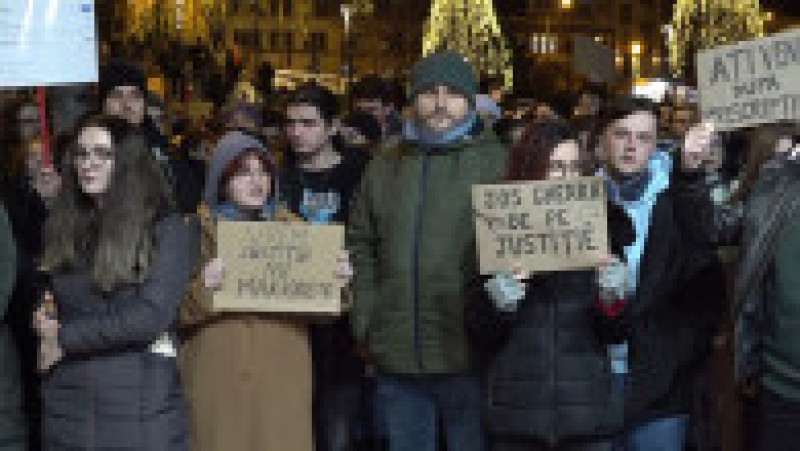 Manifestanți scandează lozinci și ridică pancarte în timpul protestului pentru o justiție corectă, desfășurat la Cluj-Napoca. Foto: Digi24 | Poza 2 din 4