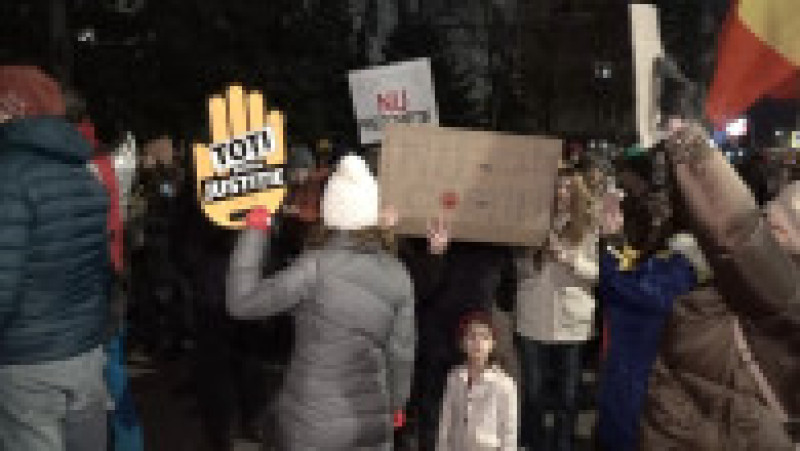 Mai multe persoane protestează în fața Tribunalului Brașov, în cadrul manifestațiilor pentru o justiție corectă și independentă. Foto: Digi24 | Poza 1 din 2