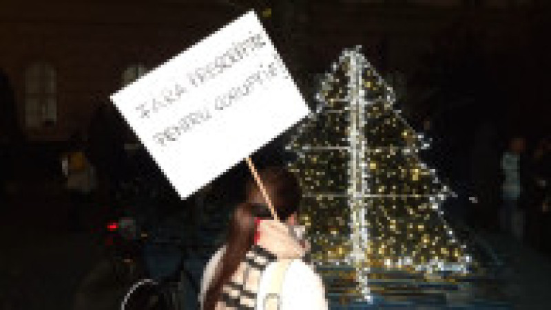 Mai multe persoane protestează în fața Palatului Dicasterial din Timișoara, în cadrul manifestațiilor pentru independența justiției. Foto: Digi24 | Poza 3 din 3