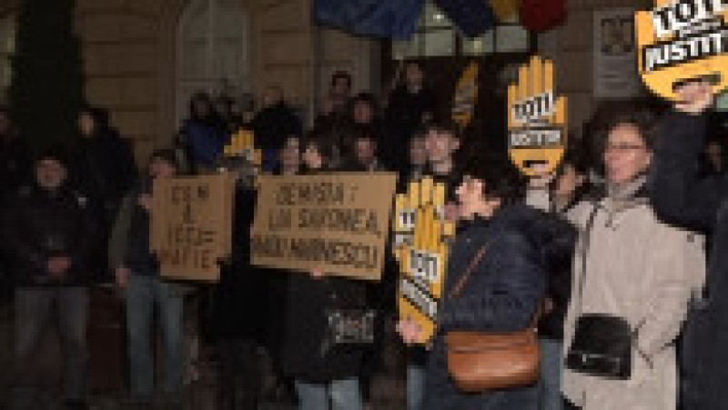 Mai multe persoane protestează în fața Palatului Dicasterial din Timișoara, în cadrul manifestațiilor pentru independența justiției. Foto: Digi24 | Poza 1 din 3
