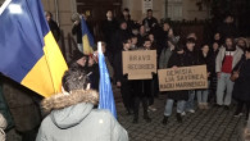 Mai multe persoane protestează în fața Palatului Dicasterial din Timișoara, în cadrul manifestațiilor pentru independența justiției. Foto: Digi24 | Poza 2 din 3