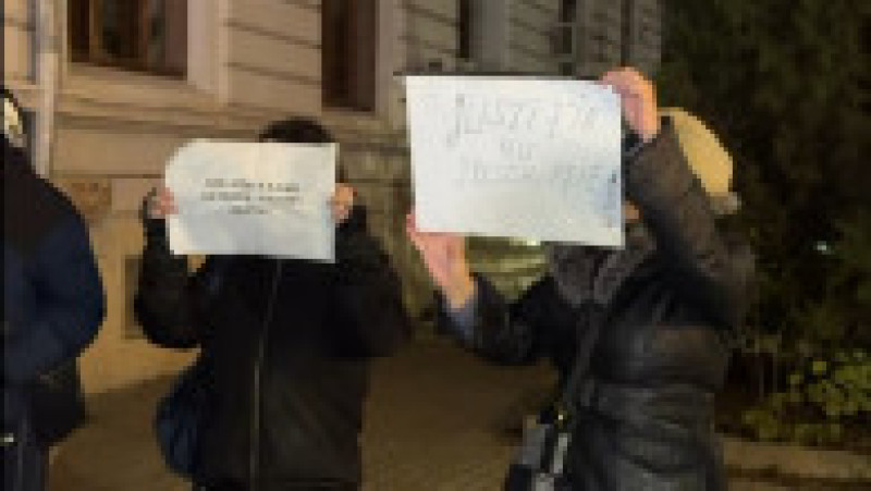 Protestatari adunați în centrul Craiovei, la manifestația pentru independența justiției, în cea de a patra zi de proteste organizate în mai multe orașe din țară. Foto: Digi24 | Poza 4 din 4