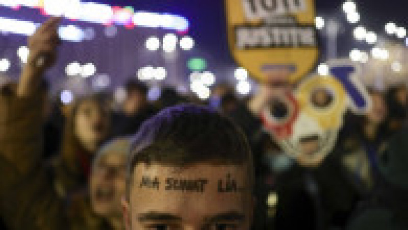 A patra seară de proteste după documentarul Recorder, la care participă câteva mii de persoane, în Piața Victoriei din București, 13 decembrie 2025. Foto: Inquam Photos / Octav Ganea | Poza 6 din 8