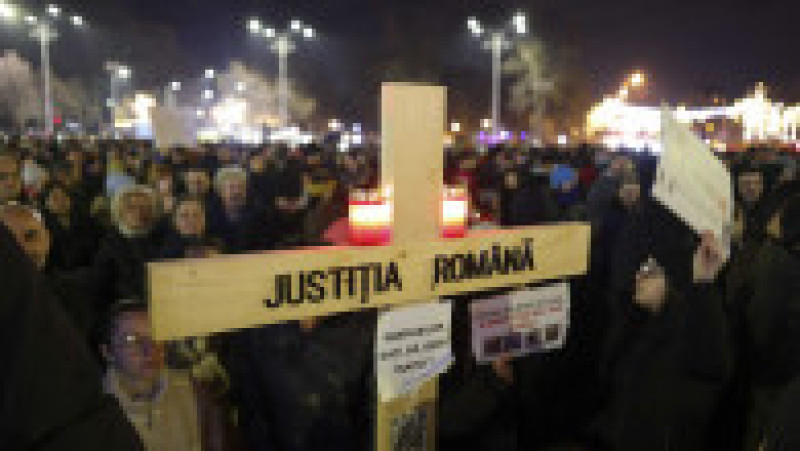 A patra seară de proteste după documentarul Recorder, la care participă câteva mii de persoane, în Piața Victoriei din București, 13 decembrie 2025. Foto: Inquam Photos / Octav Ganea | Poza 4 din 8