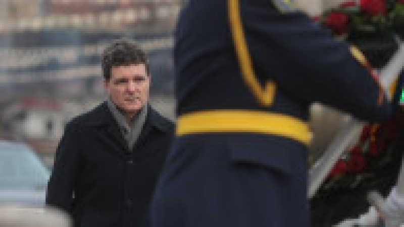 Președintele Nicușor Dan depune o coroană de flori la troița de la Piața Universității în memoria victimelor Revoluției Române din decembrie 1989, în București, 21 decembrie 2025. Foto: Inquam Photos / George Călin | Poza 5 din 6