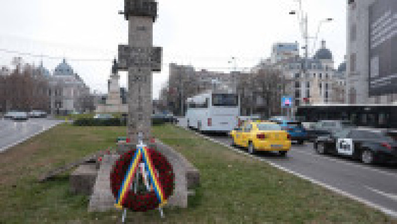Președintele Nicușor Dan depune o coroană de flori la troița de la Piața Universității în memoria victimelor Revoluției Române din decembrie 1989, în București, 21 decembrie 2025. Foto: Inquam Photos / George Călin | Poza 1 din 6