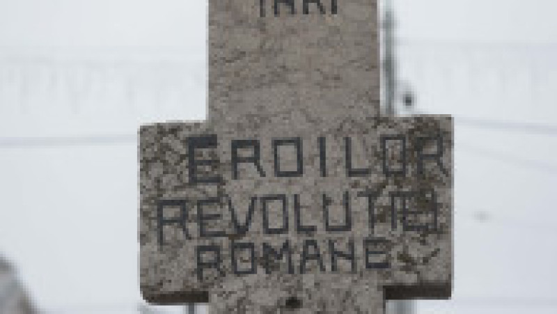 Președintele Nicușor Dan depune o coroană de flori la troița de la Piața Universității în memoria victimelor Revoluției Române din decembrie 1989, în București, 21 decembrie 2025. Foto: Inquam Photos / George Călin | Poza 3 din 6