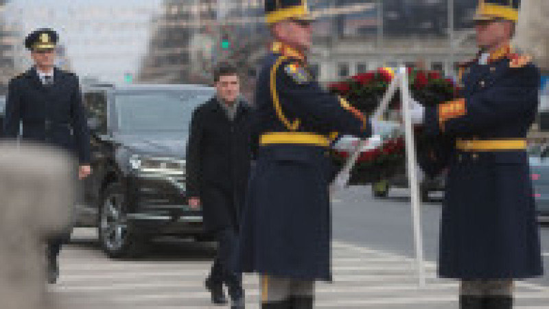 Președintele Nicușor Dan depune o coroană de flori la troița de la Piața Universității în memoria victimelor Revoluției Române din decembrie 1989, în București, 21 decembrie 2025. Foto: Inquam Photos / George Călin | Poza 4 din 6