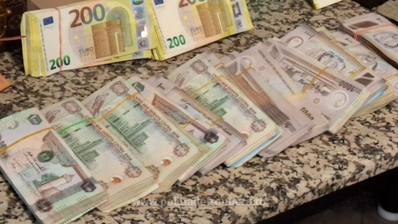 Două românce care veneau din Dubai au fost prinse pe aeroportul Otopeni cu bijuterii, ceasuri și bani, în valoare de 3 milioane de euro 2 Foto: Poliția de Frontieră