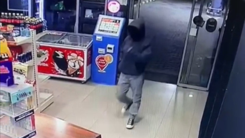 Jaf într-o benzinărie din Timişoara. Atacator cu cagulă şi cuţit, suspect în alte trei furturi. Foto via News.ro