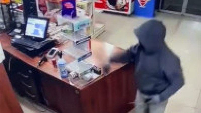 Jaf într-o benzinărie din Timişoara. Atacator cu cagulă şi cuţit, suspect în alte trei furturi. Foto via News.ro | Poza 3 din 5