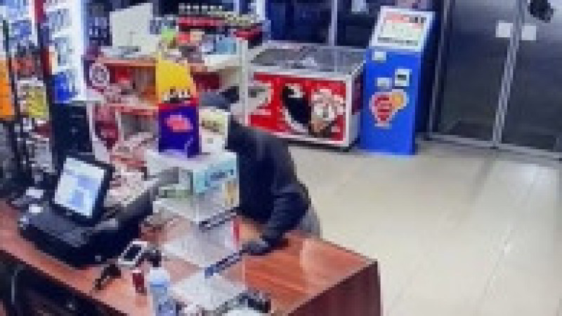 Jaf într-o benzinărie din Timişoara. Atacator cu cagulă şi cuţit, suspect în alte trei furturi. Foto via News.ro | Poza 2 din 5