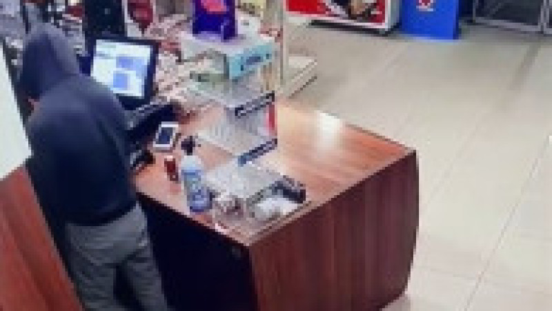 Jaf într-o benzinărie din Timişoara. Atacator cu cagulă şi cuţit, suspect în alte trei furturi. Foto via News.ro | Poza 4 din 5