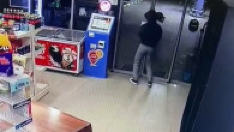 Jaf într-o benzinărie din Timişoara. Atacator cu cagulă şi cuţit, suspect în alte trei furturi. Foto via News.ro | Poza 5 din 5