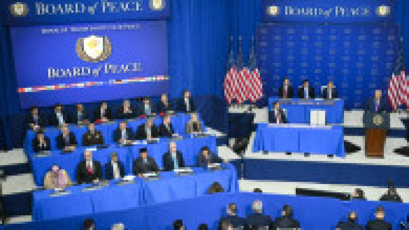 Donald Trump ține un discurs (dreapta) în cadrul reuniunii inaugurale a „Consiliului Păcii”, pe 19 februarie 2026. Foto: Profimedia | Poza 4 din 8