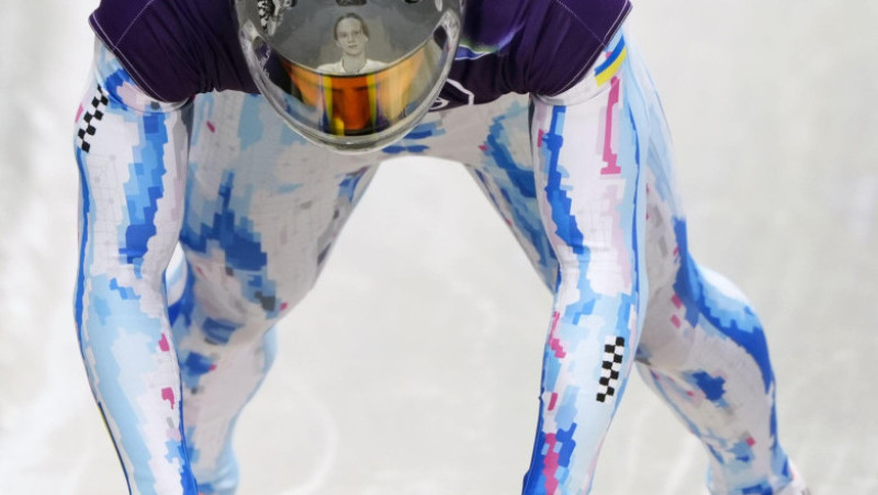 Ucraineanul Vladyslav Heraskevich va concura la skeleton la Jocurile Olimpice de la Milano-Cortina, purtând casca sa care conţine portrete ale sportivilor şi antrenorilor ucişi de invazia rusă. Foto: Profimedia Images