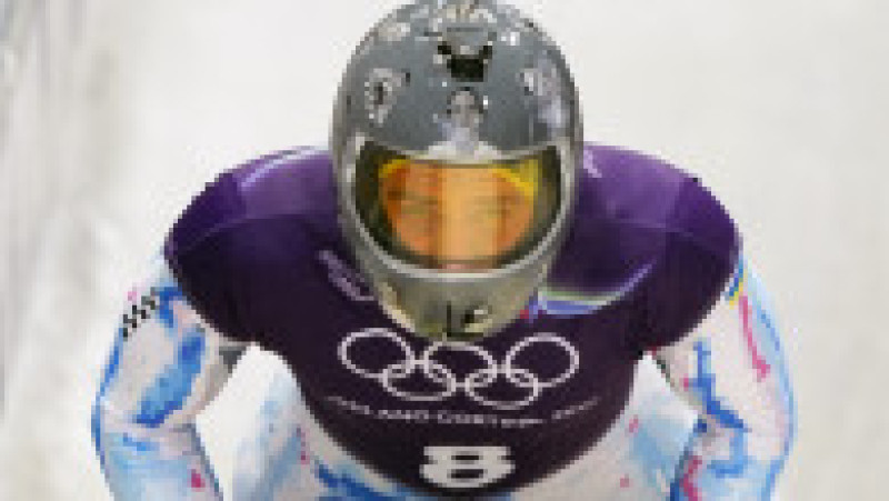 Ucraineanul Vladislav Heraskevîci, purtând casca sa care conţine portrete ale sportivilor şi antrenorilor ucişi de invazia rusă. Foto: Profimedia Images | Poza 3 din 4