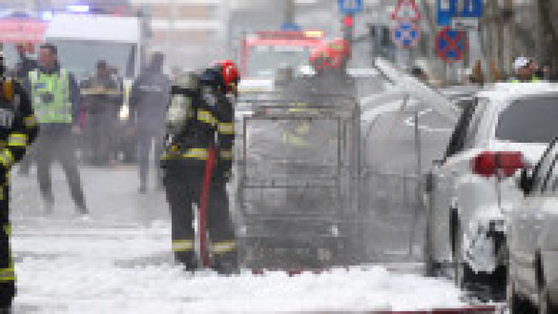Pompierii intervin pentru stingerea unui incendiu izbucnit la un autoturism, în Sectorul 6 al Capitalei, 13 februarie 2026. Foto Inquam Photos / Cosmin Enache | Poza 1 din 5