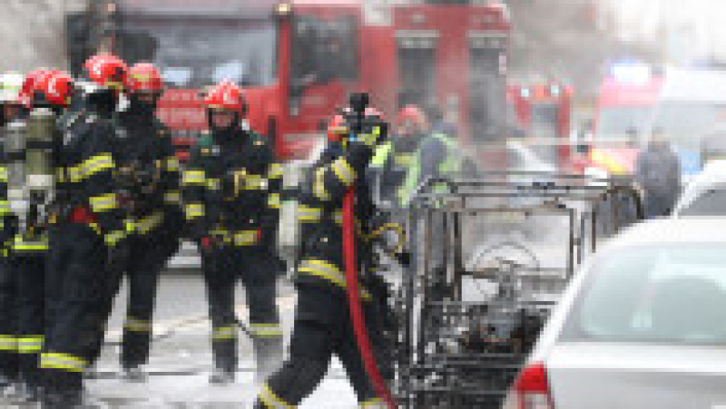 Pompierii intervin pentru stingerea unui incendiu izbucnit la un autoturism, în Sectorul 6 al Capitalei, 13 februarie 2026. Foto Inquam Photos / Cosmin Enache | Poza 4 din 5