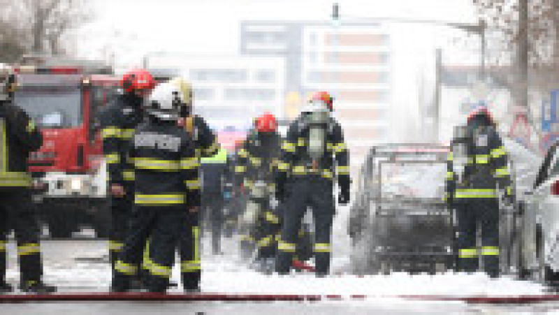 Pompierii intervin pentru stingerea unui incendiu izbucnit la un autoturism, în Sectorul 6 al Capitalei, 13 februarie 2026. Foto Inquam Photos / Cosmin Enache | Poza 3 din 5
