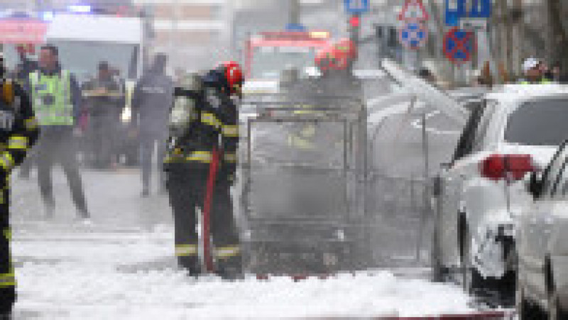 Pompierii intervin pentru stingerea unui incendiu izbucnit la un autoturism, în Sectorul 6 al Capitalei, 13 februarie 2026. Foto Inquam Photos / Cosmin Enache | Poza 1 din 5