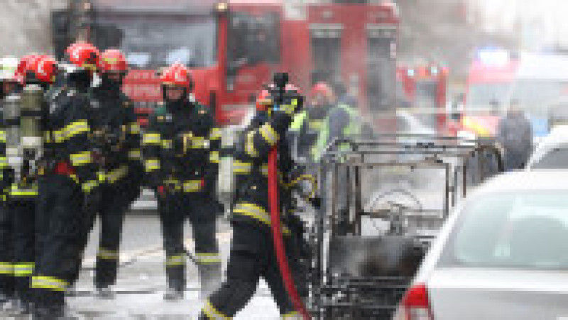 Pompierii intervin pentru stingerea unui incendiu izbucnit la un autoturism, în Sectorul 6 al Capitalei, 13 februarie 2026. Foto Inquam Photos / Cosmin Enache | Poza 4 din 5
