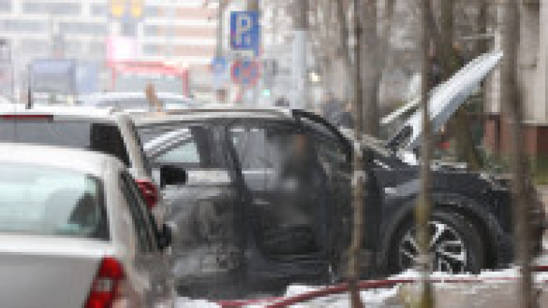 Pompierii intervin pentru stingerea unui incendiu izbucnit la un autoturism, în Sectorul 6 al Capitalei, 13 februarie 2026. Foto Inquam Photos / Cosmin Enache | Poza 5 din 5