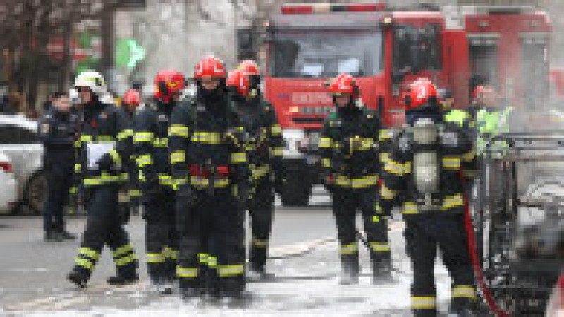 Pompierii intervin pentru stingerea unui incendiu izbucnit la un autoturism, în Sectorul 6 al Capitalei, 13 februarie 2026. Foto Inquam Photos / Cosmin Enache | Poza 2 din 5