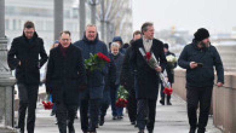 Diplomații din mai multe țări europene au depus flori la locul în care a fost asasinat Boris Nemțov. Sursa foto: Profimedia Images. | Poza 5 din 5