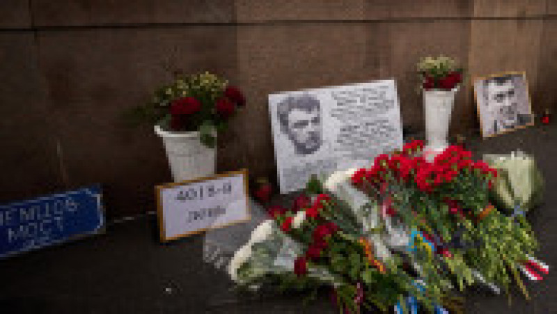 Diplomații din mai multe țări europene au depus flori la locul în care a fost asasinat Boris Nemțov. Sursa foto: Profimedia Images. | Poza 4 din 5