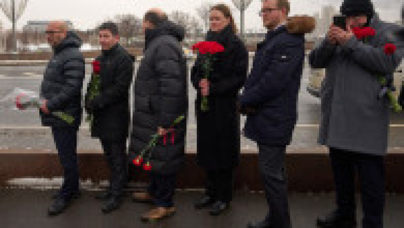Diplomații din mai multe țări europene au depus flori la locul în care a fost asasinat Boris Nemțov. Sursa foto: Profimedia Images. | Poza 2 din 5