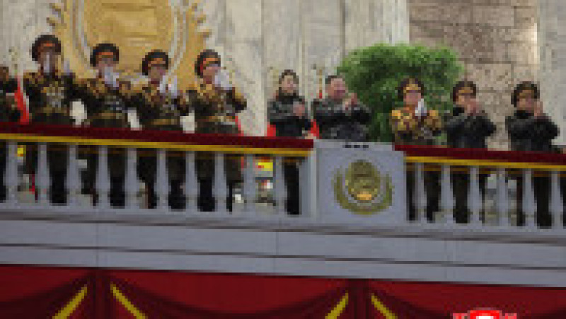 Liderul nord-coreean Kim Jong-un și fiica sa, Kim Ju-ae, la parada militară organizată cu ocazia celui de-al 9-lea Congres al Partidului Muncitorilor din Coreea, în Piața Kim Il-ung din Phenian. Foto: Profimedia | Poza 4 din 6
