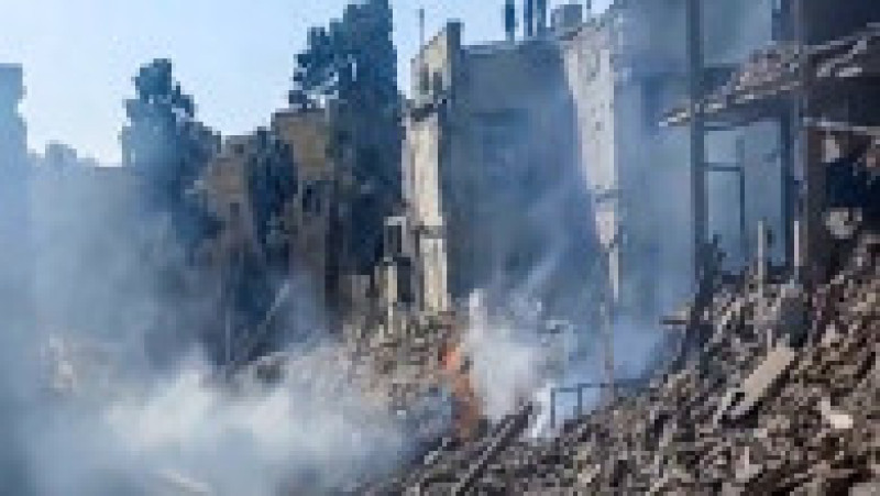 După exploziile care a avut loc în capitala Iranului, clădirile rezidențiale și civile au suferit pagube semnificative. Resturile acoperă străzile din jur, în timp ce echipele de urgență și locuitorii evaluează consecințele. Foto: Profimedia | Poza 13 din 13