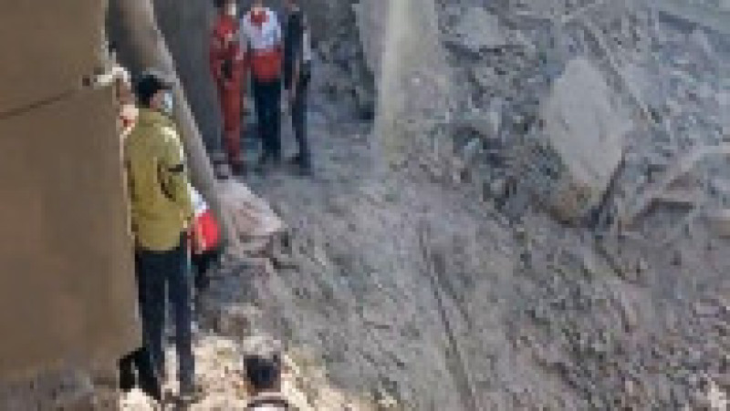 După exploziile care a avut loc în capitala Iranului, clădirile rezidențiale și civile au suferit pagube semnificative. Resturile acoperă străzile din jur, în timp ce echipele de urgență și locuitorii evaluează consecințele. Foto: Profimedia | Poza 12 din 13