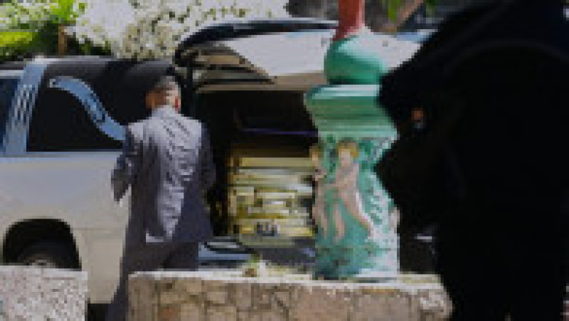 „El Mencho”, liderul celui mai important cartel de droguri din Mexic, a fost înmormântat într-un sicriu aurit. Foto: Profimedia Image | Poza 8 din 13