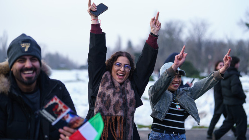 Membri ai comunitatii iraniene sarbatoresc atactul asupra conducerii Iranului in parcul Herastrau din Bucuresti, 1 martie 2026. Inquam Photos / Tudor Pana