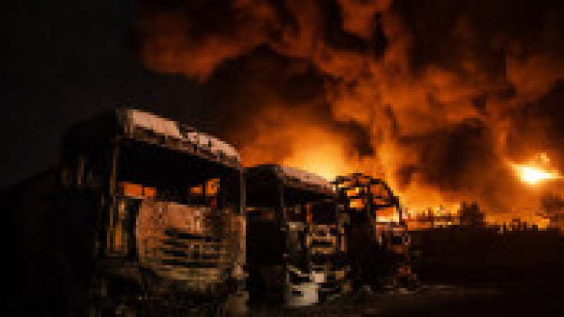 Un incendiu a izbucnit la depozitul de petrol Shahran după atacurile SUA și Israelului, lăsând numeroase cisterne și vehicule din zonă inutilizabile în Teheran, Iran, pe 8 martie 2026. Foto: Profimedia | Poza 1 din 5