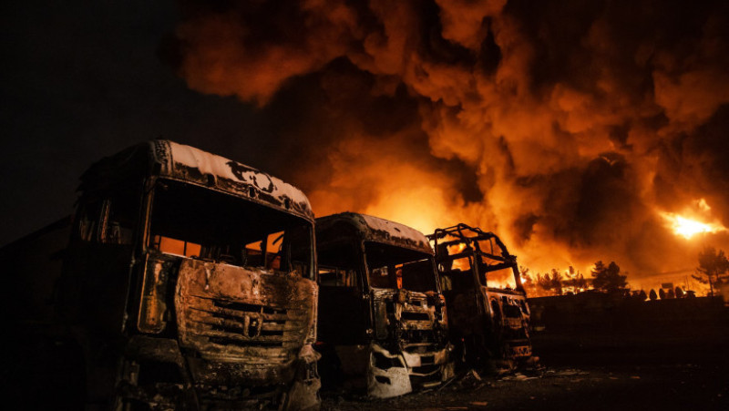 Un incendiu a izbucnit la depozitul de petrol Shahran după atacurile SUA și Israelului, lăsând numeroase cisterne și vehicule din zonă inutilizabile în Teheran, Iran, pe 8 martie 2026. Foto: Profimedia