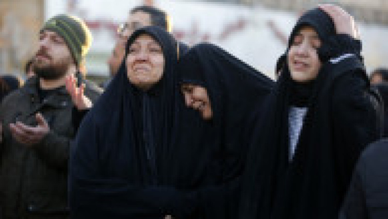 Oamenii se adună pentru a organiza o demonstrație după anunțul că liderul iranian Ayatollah Ali Khamenei a fost ucis în atacurile americane-israeliene din Teheran, Iran, pe 1 martie 2026. O mulțime numeroasă s-a adunat în Piața Enghelab (Revoluției) din capitala Teheran, scandând sloganuri anti-SUA și anti-Israel, în timp ce fluturau steaguri iraniene și postere cu Khamenei. Foto: Profimedia | Poza 9 din 11