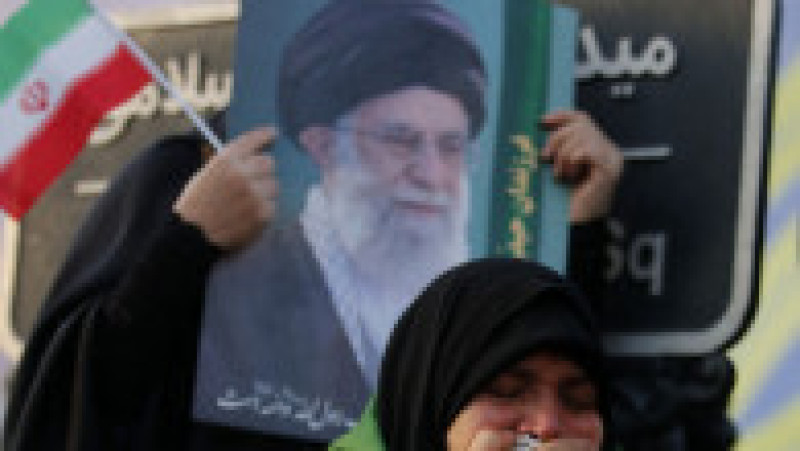 Oamenii se adună pentru a organiza o demonstrație după anunțul că liderul iranian Ayatollah Ali Khamenei a fost ucis în atacurile americane-israeliene din Teheran, Iran, pe 1 martie 2026. O mulțime numeroasă s-a adunat în Piața Enghelab (Revoluției) din capitala Teheran, scandând sloganuri anti-SUA și anti-Israel, în timp ce fluturau steaguri iraniene și postere cu Khamenei. Foto: Profimedia | Poza 7 din 11