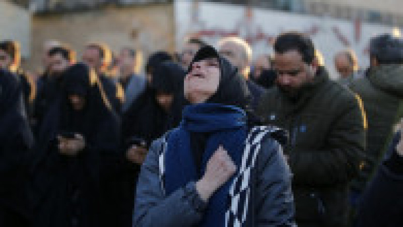 Oamenii se adună pentru a organiza o demonstrație după anunțul că liderul iranian Ayatollah Ali Khamenei a fost ucis în atacurile americane-israeliene din Teheran, Iran, pe 1 martie 2026. O mulțime numeroasă s-a adunat în Piața Enghelab (Revoluției) din capitala Teheran, scandând sloganuri anti-SUA și anti-Israel, în timp ce fluturau steaguri iraniene și postere cu Khamenei. Foto: Profimedia | Poza 8 din 11