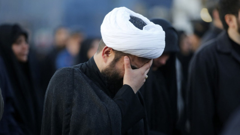 Oamenii se adună pentru a organiza o demonstrație după anunțul că liderul iranian Ayatollah Ali Khamenei a fost ucis în atacurile americane-israeliene din Teheran, Iran, pe 1 martie 2026. O mulțime numeroasă s-a adunat în Piața Enghelab (Revoluției) din capitala Teheran, scandând sloganuri anti-SUA și anti-Israel, în timp ce fluturau steaguri iraniene și postere cu Khamenei. Foto: Profimedia