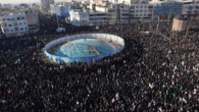 Susținătorii guvernului se adună îndoliați după ce televiziunea de stat a anunțat oficial moartea liderului suprem iranian Ayatollah Ali Khamenei, la Teheran, Iran, duminică, 1 martie 2026 Foto: Profimedia | Poza 11 din 11