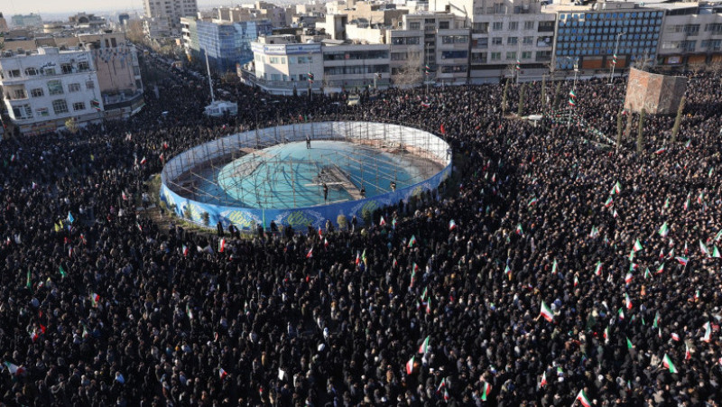 Susținătorii guvernului se adună îndoliați după ce televiziunea de stat a anunțat oficial moartea liderului suprem iranian Ayatollah Ali Khamenei, la Teheran, Iran, duminică, 1 martie 2026 Foto: Profimedia