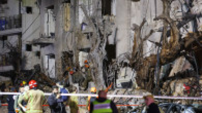 Poliția israeliană și echipele de urgență intervin la fața locului după ce o rachetă a lovit clădiri din zona Gush Dan din Tel Aviv, Israel, în timp ce atacurile cu rachete ale Iranului, ca represalii pentru atacurile SUA-Israel, continuă pe 1 martie 2026. Foto: Profimedia | Poza 2 din 11