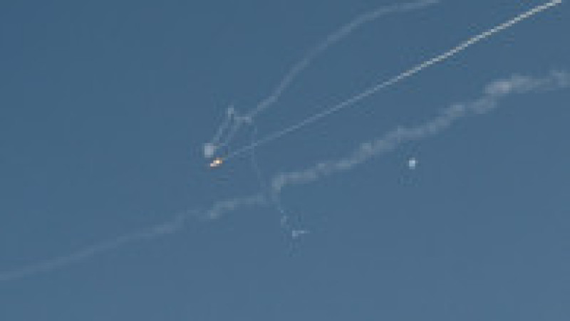 Explozia provocată de interceptarea unui proiectil iranian este vizibilă pe cerul deasupra Dubaiului, în data de 1 martie 2026 Foto: Profimedia | Poza 3 din 11