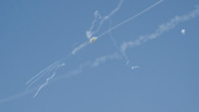 Explozia provocată de interceptarea unui proiectil iranian este vizibilă pe cerul deasupra Dubaiului, în data de 1 martie 2026 Foto: Profimedia | Poza 4 din 11