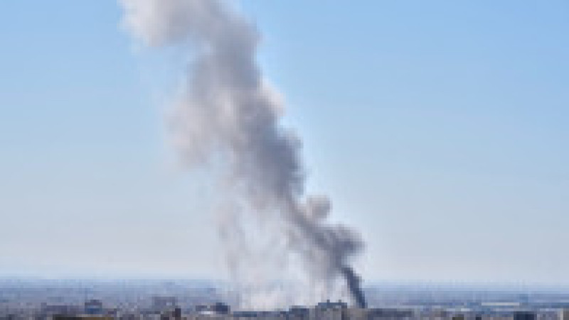 Fumul se ridică din zonă după capitala iraniană a fost ținta unor atacuri, în timp ce o serie de explozii se aud în Teheran, Iran, pe 1 martie 2026. Foto: Profimedia | Poza 2 din 16
