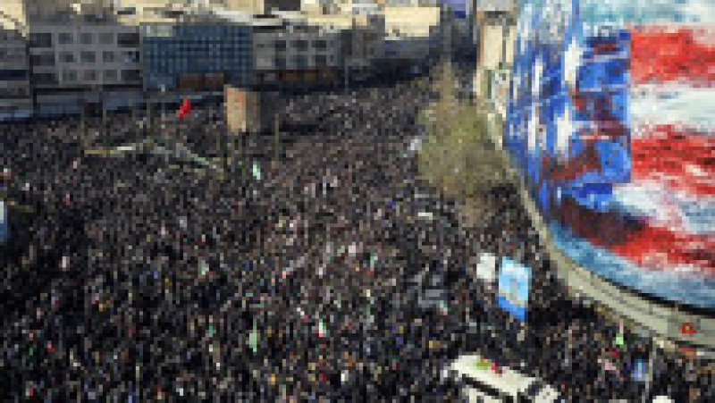 Demonstranții flutură steaguri iraniene și țin afișe în timp ce scandează sloganuri anti-SUA și anti-Israel în timpul mitingului de masă, adunați în Piața Enghelab (Revoluție) din Teheran, Iran, pe 1 martie 2026, după anunțul că liderul iranian Ayatollah Ali Khamenei a fost ucis în atacurile SUA-Israel. Foto: Profimedia | Poza 5 din 16